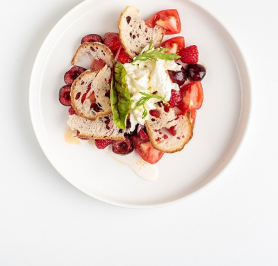 Гаспачо из черешни, салат с клубникой и сливочно-манговая панна котта