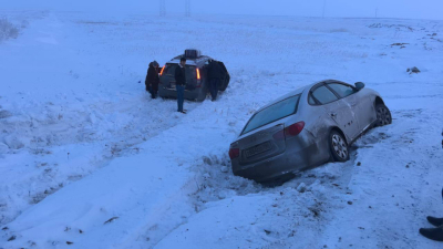 В Костанайской области полицейские и спасатели помогли иностранцам после аварии