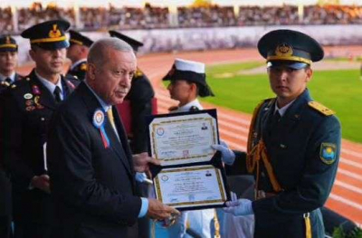 Президент Турции лично вручил диплом офицеру Нацгвардии Казахстана