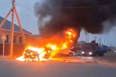В Атырау после столкновения автомобилей загорелась машина