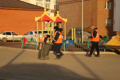 В алматинском акимате придумали способ повысить вдвое зарплату дворникам