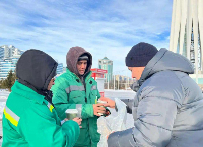 Столичные волонтеры согревают коммунальщиков горячим чаем