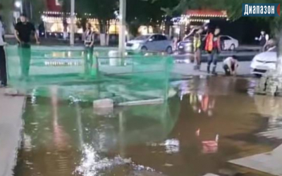 Прорыв магистрального водопровода. Вода лила потоком