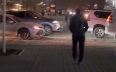 Народный репортер. Машины не дают пройти по тротуару