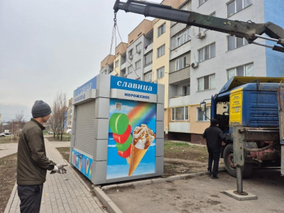 В Алматы продолжается снос незаконных киосков