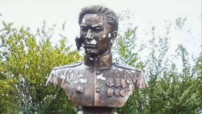 Сломанный памятник Кошкарбаеву восстановят спустя&nbsp;год