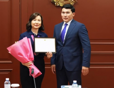 Министр спорта наградил юных шахматистов и президента КФШ