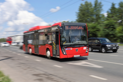 Некоторые автобусы изменят схему движения во время триатлона в Казани