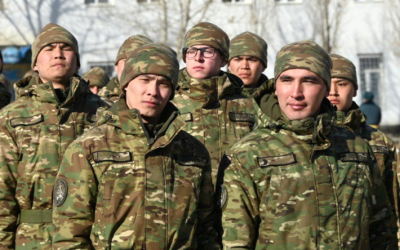Солдат гарнизона Актобе торжественно проводили домой