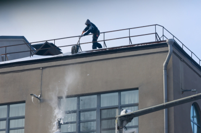 Казанцев призвали быть внимательными: в городе чистят крыши