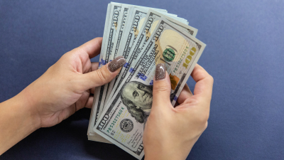 Экономист Лежава: снижение курса доллара по-разному влияет на экономику